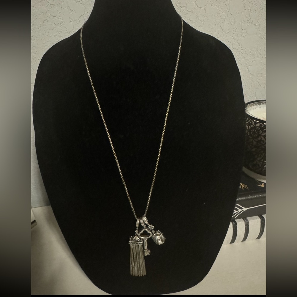 Kendra Scott necklace